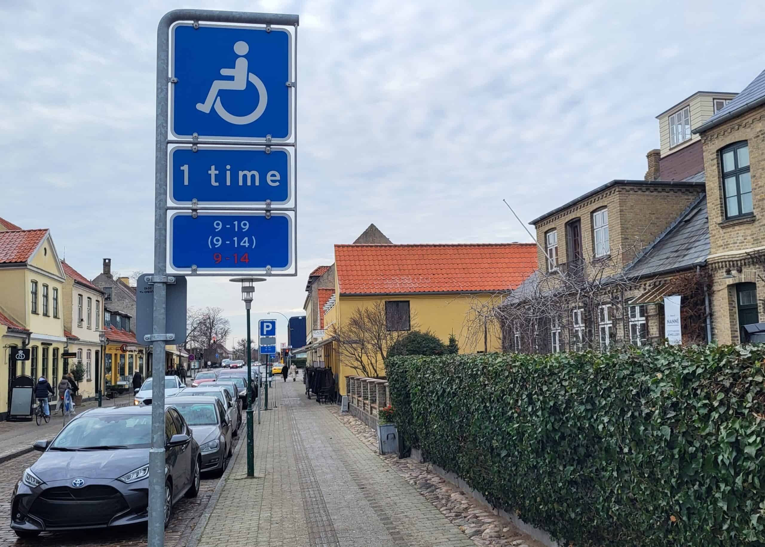 Biler holder ulovligt på handicappladser