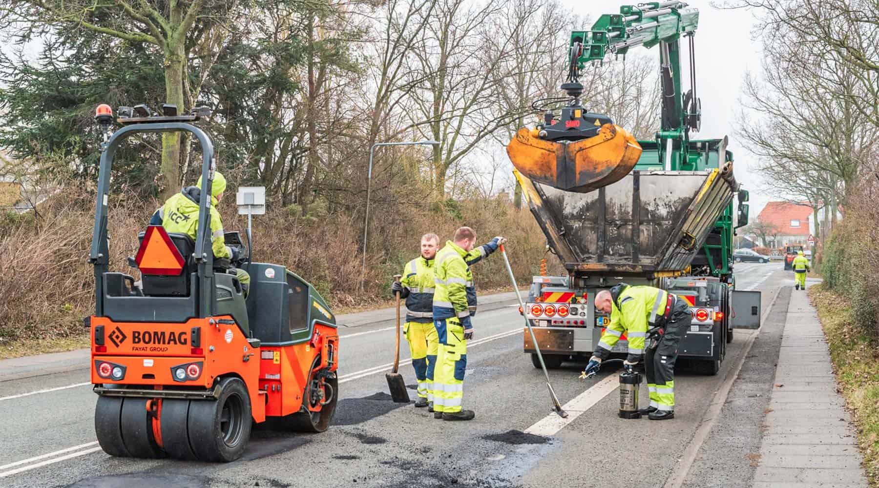 Flere veje skal have lappet asfalten